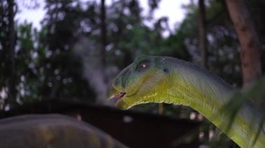 Therizinosaurus 'un ağzından buhar çıkıyor. Hipertrofik pençeleri olan yırtıcı bir dinozor. Kretase döneminin sonunda yaşayan dinozorların en güçlüsü. Yüksek kalite 4k görüntü