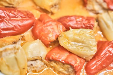 Pirinçle doldurulmuş biber pişirmek ve etle doldurulmak. Çorbada haşlanmış sebzeleri yakından çek. Kopyalamak için alanı olan pişirme işlemi. Yüksek kalite fotoğraf