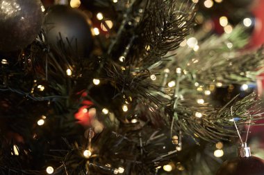 Kutlama sezonu için siyah dekoratif jellerle süslenmiş parıldayan bir Noel ağacının yakın çekimi. Kopyalama ihtimali de var. Yüksek kalite fotoğraf