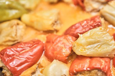 Biberli pilav ve doldurulmuş et. Çorbada haşlanmış sebzeleri yakından çek. Kopyalama olasılığı olan pişirme işlemi. Yüksek kalite fotoğraf