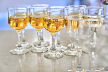 Üst üste şarap kadehlerine odaklan. Şarap tatma şenlikli büfe. Tatil ve eğlence kavramı. Kopyalayacak yer de var. Yüksek kalite fotoğraf