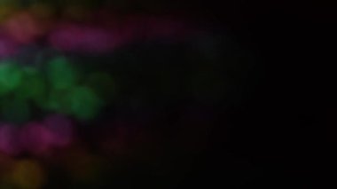 Karanlıkta parlayan holografik bir arka plan. Gökkuşağı arka planı. Gökkuşağının gradyanı. Metal bir yüzeyde neon yatay çizgiler. Renk hareketi. Yüksek kalite 4k görüntü