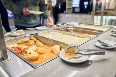 Gönüllülerden fakirlere sıcak yemek almak. Bağış kantininde beslenme kavramı. Kopyalamak için yeri var. Yüksek kalite fotoğraf