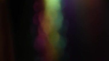 Holografi ile karanlık bir arkaplan. Gökkuşağı arka planı. Gökkuşağının gradyanı. Metal bir yüzeyde neon yatay çizgiler. Renk hareketi. Yüksek kalite 4k görüntü
