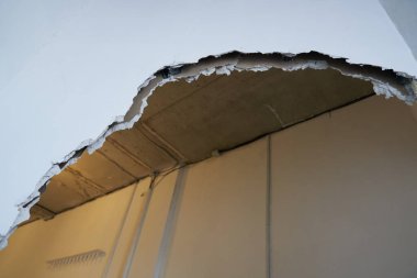 Kırık alçıpan, beyaz duvar desenli arka plan çatlağı. Kopyalayacak yer de var. Yüksek kalite fotoğraf