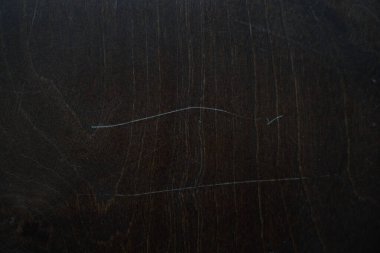 Yüzeyinde çizik dokusu olan ahşap bir arka plan. Arkaplan grunge tarzında. Kopyalama yeteneğiyle tasarımın için bir kaplama. Yüksek kalite fotoğraf