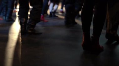 Sahnede bir grup insan var. Performans için hazırlık. Grup dansı. Dansçıların arka görüntüsü. Yüksek kalite 4k görüntü