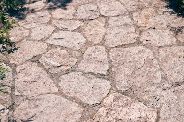 Parktaki taş yol. Kopya Uzayı ile Taş Doku Yüzeyi. Yüksek kalite fotoğraf