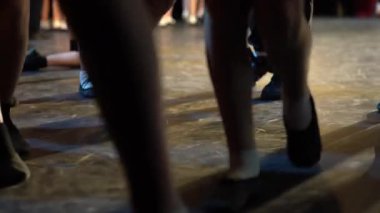Bir grup insan sahneyi terk ediyor. Festivaldeki performans için hazırlık. Dansçıların ayaklarına bak. Yüksek kalite 4k görüntü
