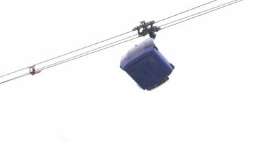 Füniküler hareketler bulutlu havada beyaz bulutların arka planında. Füniküler araba. Bir teleferik ve gökyüzünün arka planında bir ip. Yüksek kalite 4k görüntü