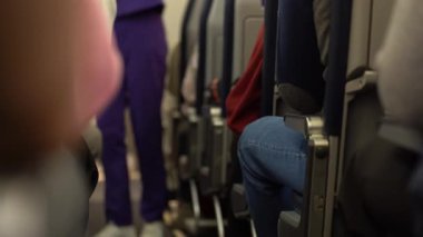 Tanımlanamayan bir uçuş görevlisi sıra sıra yürür ve uçağa bir şeyler koyar. Yolcular koltuklarında oturup izliyorlar. Yüksek kalite 4k görüntü