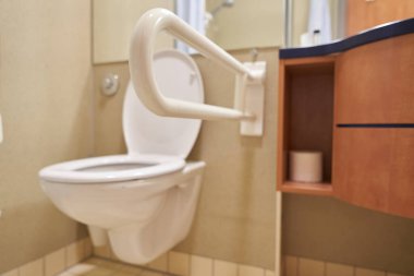 Tuvalet korkuluklarına yakın çekim. Engelliler için umumi tuvalet. Banyoda özel plastik parmaklıklar var. Kopyalayacak yer de var. Yüksek kalite fotoğraf