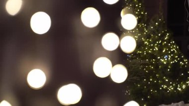 Bir Noel ağacındaki bulanık ışıklar, bir sürü beyaz ışık, kablodaki bir LED çelenk dışarıdaki bir ağacı süslüyor. Yaklaşan Noel 'in sembolü olarak şenlik dekorasyonları. Yüksek kalite 4k görüntü