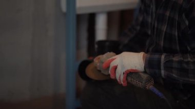 Adamın biri bir aletle plastik bir boruyu öğütüyor ve banyoya tuvalet kurmaya hazırlanıyor. Tuvaletteki ya da banyodaki tesisat tamiri. Yüksek kalite 4k görüntü