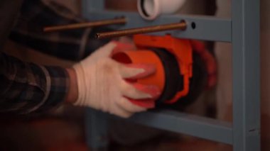 Erkekler tuvaletin montajı için boruları hazırlar. Boruları bir seviye ve bir santimetre şeritle ölçüyorum. Tuvaletteki ya da banyodaki tesisat tamiri. Yüksek kalite 4K görüntü.