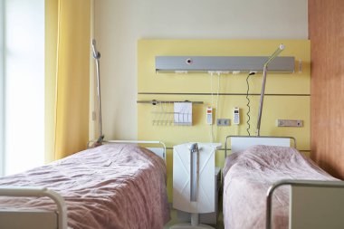 Modern bir hastane koğuşunda iki hastane yatağı olan boş bir çadır. Modern bir tıbbi klinik konsepti ve son teknoloji ekipmanlar. Yüksek kalite fotoğraf
