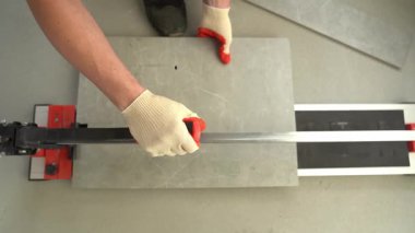 Fayanslarla çalışırken makine kullanan her işi bilen bir ahmak. Büyük seramik fayansları kesin boyutları olan daha küçük fayanslara kesen bir makine. Yüksek kalite 4k görüntü