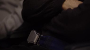 Emniyet kemeri takılı bir erkek yolcu var. Uçakta seyahat ve uçuş güvenliği konusu. Emniyet kemeri uçağa takıldı. Yüksek kalite 4k görüntü