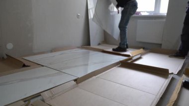 Duvarlarda 120 'ye 60 boyutlarında geniş formatlı porselen. Sanatçılar, fayansın duvardaki deseni seçiyorlar. Yüksek kalite 4k görüntü