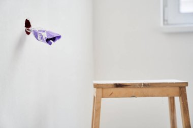 Elektrik prizi tamamlanmamış, kablolar mor elektrik bandıyla sarılmış. Teknoloji kavramı. Kopyalayacak yer de var. Yüksek kalite fotoğraf