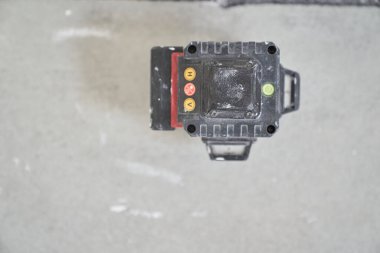 İç işleri için lazer teçhizatının üst görüntüsü. Kopyalamak için alanı olan hafif beton bir arka planda. Yüksek kalite fotoğraf