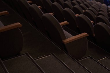 Boş sandalyelerle dolu bir salon, oturma alanının genel manzarası. Boş bir etkinlik salonu. Yüksek kalite fotoğraf