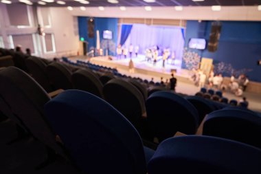 Oyunun provası. Konferans salonundaki insanlar gösteriyi izliyorlar. Müzik konseri ya da festival. Odaklanamıyorum. Yüksek kalite fotoğraf