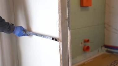 Erkekler, ellerinde bina kurallarıyla koruyucu eldivenler giyerler. Ev tadilatı. Daire tadilatı. Yüksek kalite 4k görüntü