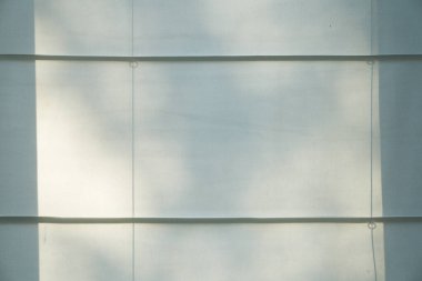 Güneşin gölgesinin olduğu bir arka plan. Kumaş bir arka planda. Kopyalama yeteneği var. Tasarımın için doğal bir arka plan. Yüksek kalite fotoğraf