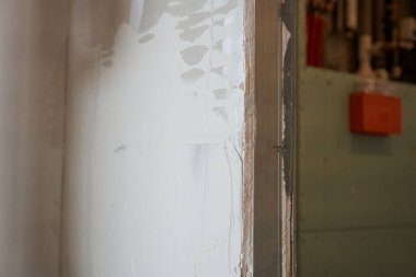 Bir macun tabakası. Desenli arka plan düz olmayan yarı dairesel darbelerde bir spatula ile uygulanır. Beyaz alçının pürüzlü dokusu. Yüksek kalite fotoğraf