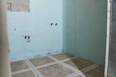Banyodaki ıslak bölgelerin yalıtımı. Banyodaki priz için izolasyon ve kablolama. Kopyalama alanı olan. Yüksek kalite fotoğraf