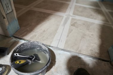 Plastik bir kapta spatulayı ıslatmak. Daire tadilatı. Yüksek kalite fotoğraf