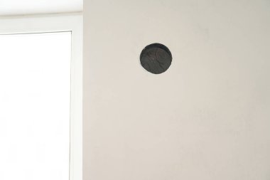 Açık renkli bir duvar. Pencerenin arka planında havalandırma deliği var. Kopyalayacak yer de var. Yüksek kalite fotoğraf