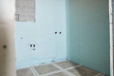 Banyodaki prizin izolasyonu ve kabloları. Banyodaki ıslak bölgeler ıssız. Kopyalama yeteneğiyle. Yüksek kalite fotoğraf