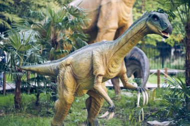 Therizinosaurus, Kretase döneminin en son döneminden kalma en garip dinozor türü olan hipertrofik tırnaklara sahip yırtıcı bir dinozor türüdür. Kopya alanı ile yakın çekim. Yüksek kalite fotoğraf
