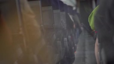 Yolcu uçağının kabinindeki cam prizmadan yansıyan bir görüntü. Sandalyeler boyunca bir geçit. Yüksek kalite 4k görüntü