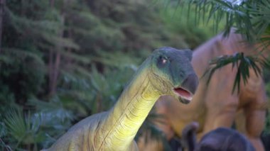 Therizinosaurus kafasını farklı yönlere hareket ettirir. Kretase döneminin en sonunda yaşamış hipertrofik pençeleri olan yırtıcı bir dinozor. Yüksek kalite 4k görüntü