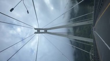 Soçi 'den Krasnaya Polyana' ya giden Paved yolu. Orman bölgesindeki araba penceresinden bak. Yüksek kaliteli FullHD görüntüler
