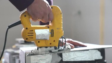 Bir el aletinin yakın çekimi. Elektrikli yapboz, sert plakaların elle kesilmesi için. Modern testere teknolojisiyle el testeresi. Yüksek kalite 4k görüntü