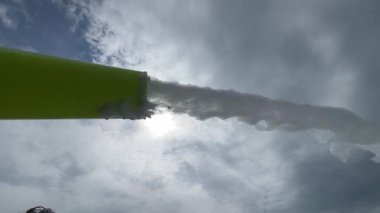 Gökyüzünün arka planında bulutlu köpük topu. Köpük köpüğü dans pistini kaplıyor, müzik ve sabun köpükleri neşeli bir atmosfer yaratıyor. Yüksek kaliteli FullHD görüntüler