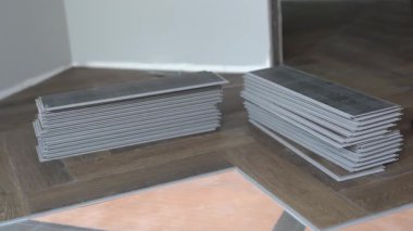 Ringa kemiği şeklinde bir kuvars vinil döşeme yığını. Laminat veya kuvars vinil kaplama ahşap desenli. Yüksek kalite 4k görüntü