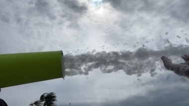 Çocukların elleri gökyüzüne karşı köpük bir topla oynar. Köpük köpüğü dans pistini kaplıyor, müzik ve sabun köpükleri neşeli bir atmosfer yaratıyor. Yüksek kaliteli FullHD görüntüler