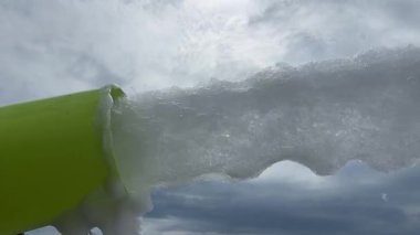 Gökyüzünün arka planında bulutlu yeşil köpük topu. Köpük köpüğü dans pistini kaplıyor, müzik ve sabun köpükleri neşeli bir atmosfer yaratıyor. Yüksek kaliteli FullHD görüntüler