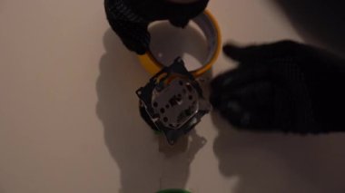 Kabloların yalıtımı. Duvarları boyamadan önce. Elektrik bağlantısı ve plastik prizlerin onarımı ve kurulumu için hazırlık. Yüksek kalite 4k görüntü