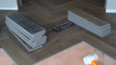 Zemin kaplaması, ringa kemiği şeklinde yerleştirilmiş kuvars plağından yapılmış. Laminat veya kuvars vinil kaplama koyu renk ve ahşap desenli. Yüksek kalite 4k görüntü