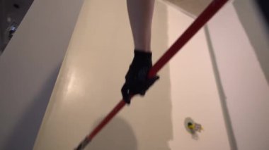 Duvarın aşağısından bak. Tamirci mükemmel bir duvar resmi için duvarları bir yığın rulosuyla boyuyor. Tepeden tırnağa patinaj hareketi. Yüksek kalite 4k görüntü