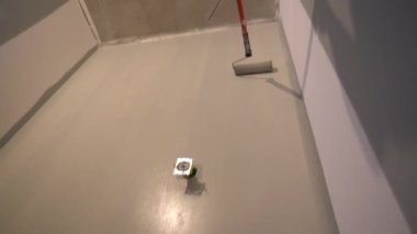 Aşağıdan manzara, duvarları griye boyayan bir profesyonele benzer. Daire boyama, yenileme. Kopyalanacak bir yer var. Yüksek kalite 4k görüntü