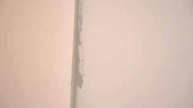 Yüzeyin bir fırça kullanılarak boyandığı duvarları boyama işlemi. Üniformalı boya uygulaması için. Daire tadilatı. Yüksek kalite 4k görüntü