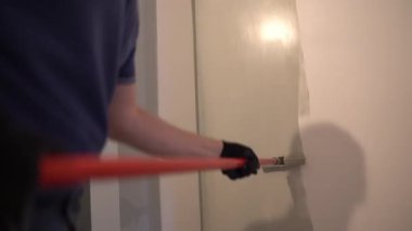 Tamirci mükemmel bir duvar resmi için duvarları bir yığın rulosuyla boyuyor. Tepeden tırnağa patinaj hareketi. Yüksek kalite 4k görüntü
