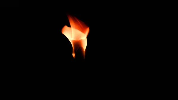 黒い背景に火をつけ — ストック写真